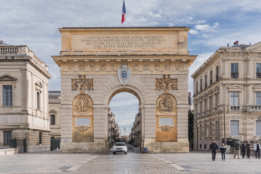 Urocza uliczka na starym mieście w Montpellier