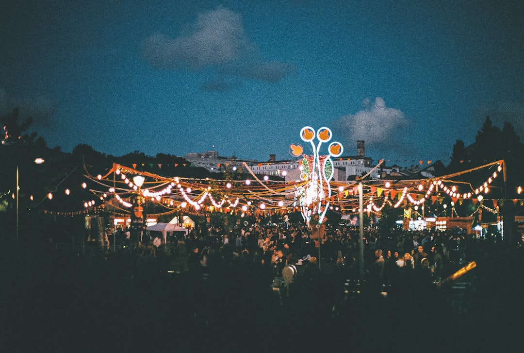 Lissabons Alfama Nächte: Fado, Essen und Sommerfest-Stimmung 2026
