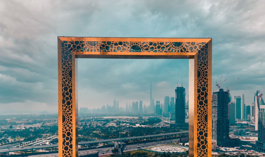 Dubaj i Abu Zabi po zmroku: Przewodnik po letnich nocach 2026