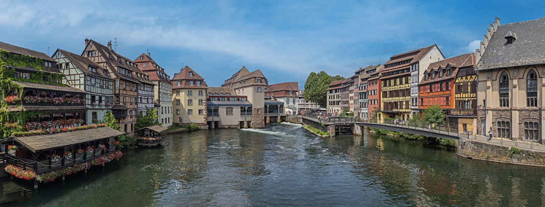 Malerisches Dorf entlang der Elsässer Weinstraße