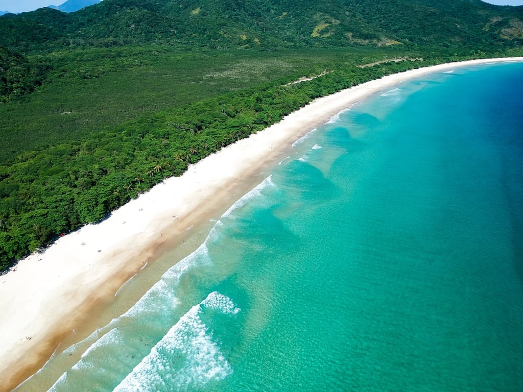 Piesza wycieczka po Ilha Grande: Twój przewodnik po Lopes Mendes, rajskiej plaży Brazylii