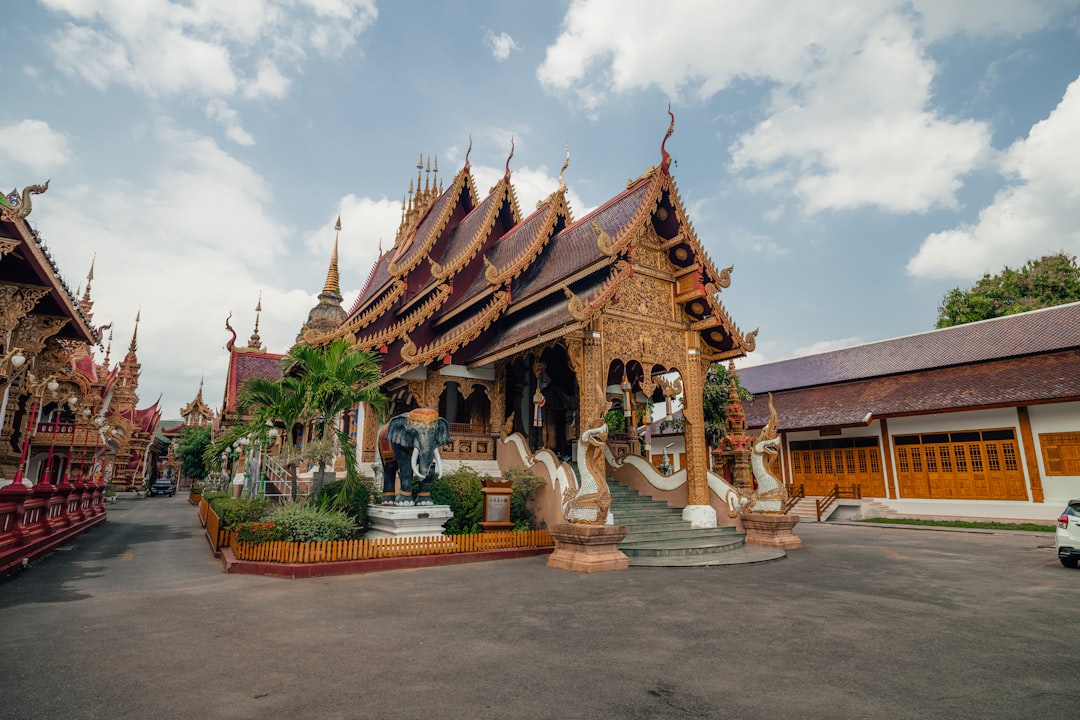 Die aufwendige, ganz in Weiß gehaltene Fassade des Wat Rong Khun in Chiang Rai