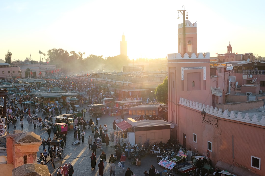 Panoramablick auf den Djemaa el-Fna-Platz in Marrakesch bei Sonnenuntergang mit der Koutoubia-Moschee im Hintergrund
