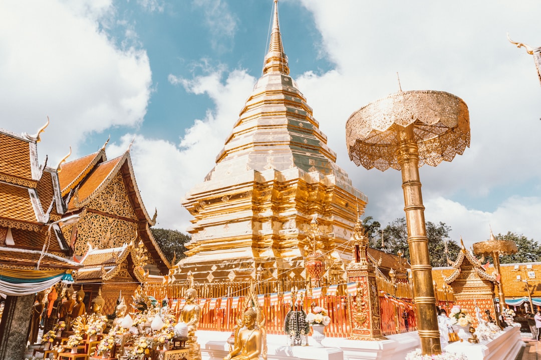 Widok na miasto Chiang Mai ze starożytnymi świątyniami