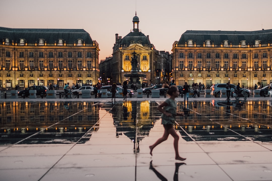 Stadtansicht von Bordeaux mit Pont de Pierre Brücke im Frühling