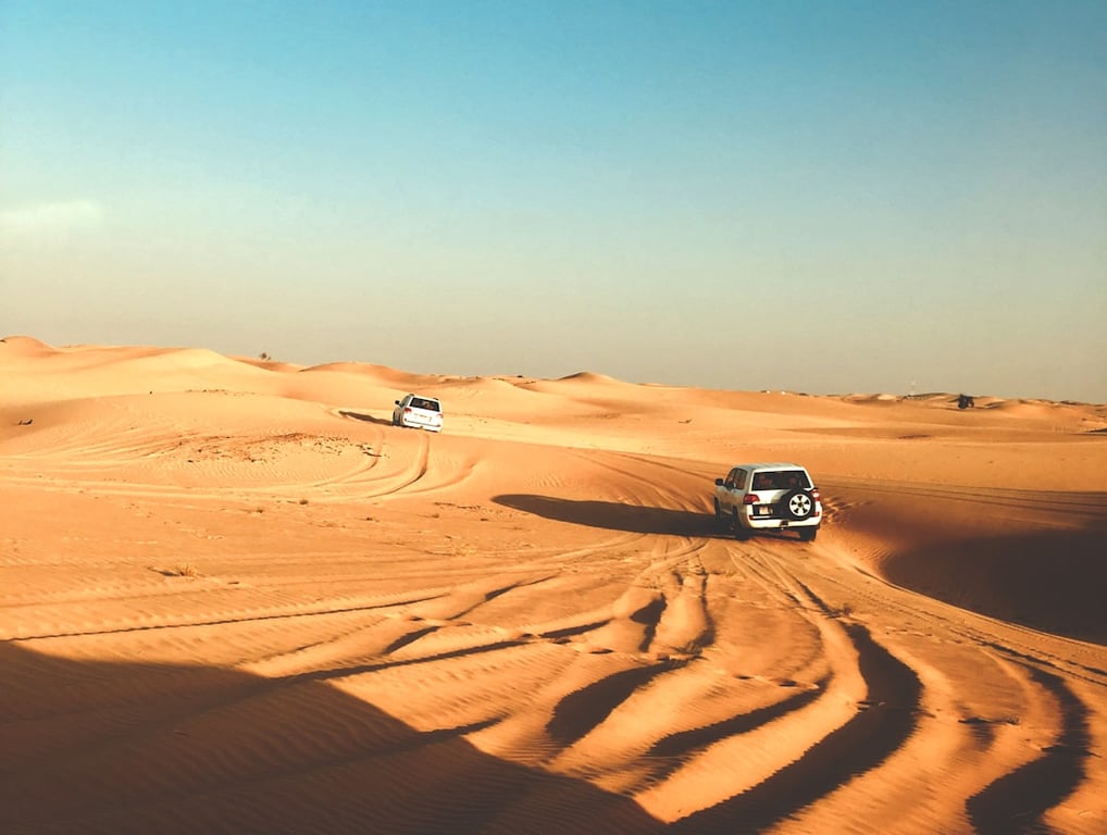 Panorama Dubaju z nowoczesnymi drapaczami chmur i linią brzegową