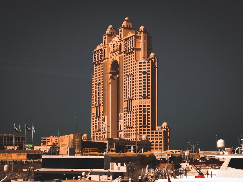 Panorama Dubaju nocą z oświetlonymi wieżowcami