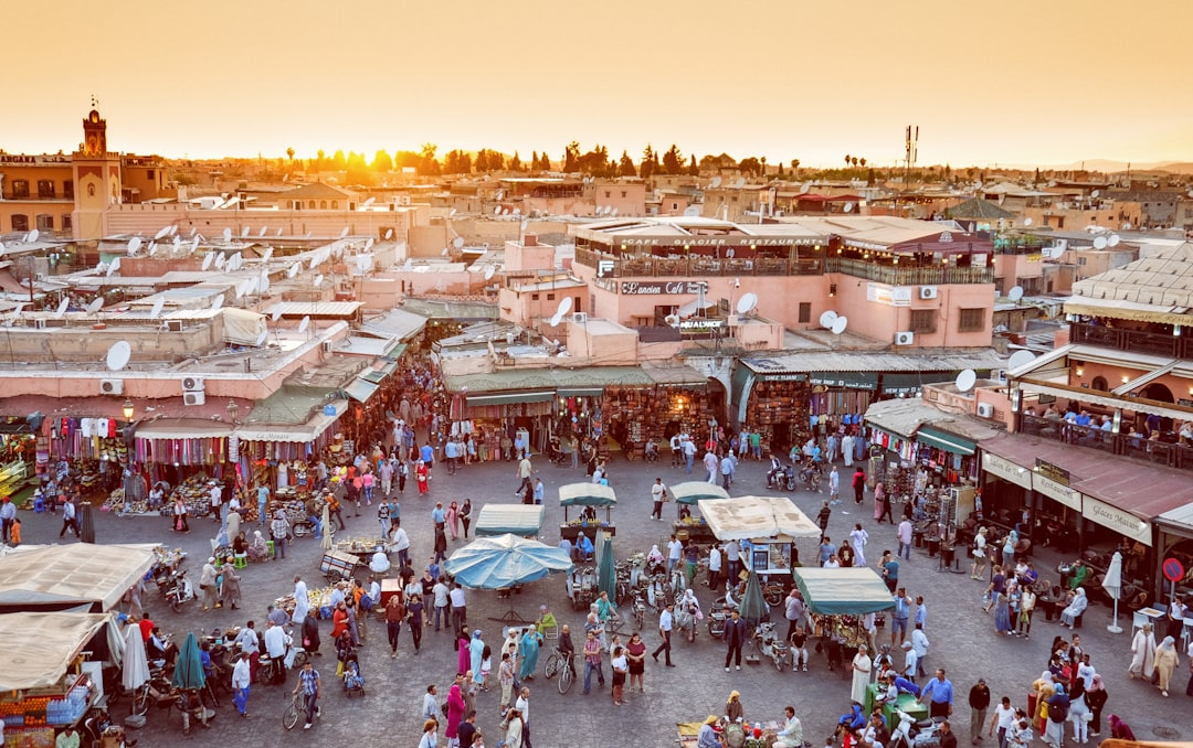 Cicha, słoneczna alejka w medynie Marrakeszu