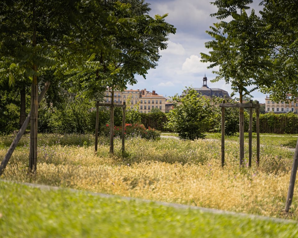 Bordeaux Stadtbild entlang der Garonne im Frühling