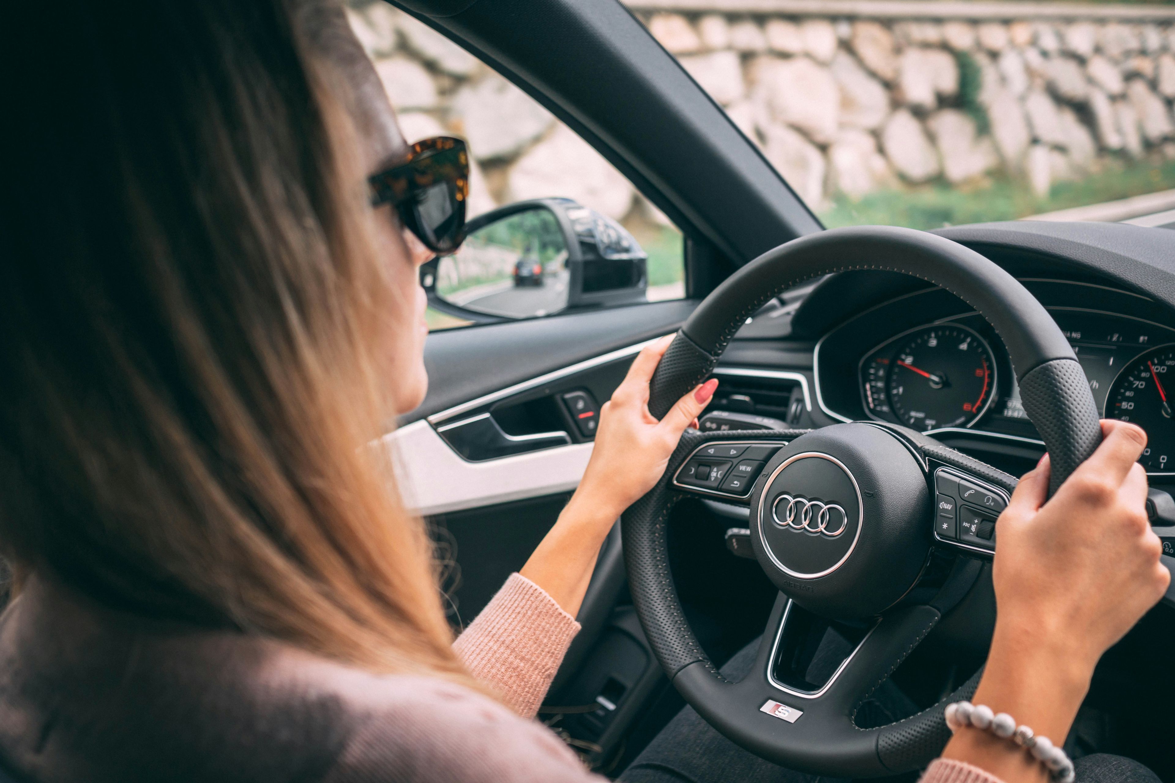 Elektrische auto wordt opgeladen bij een laadpaal in Nederland