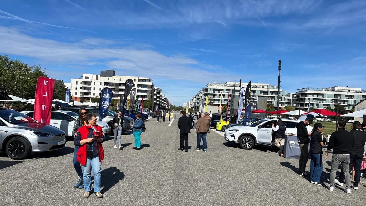 Voitures chinoises exposées en Erope