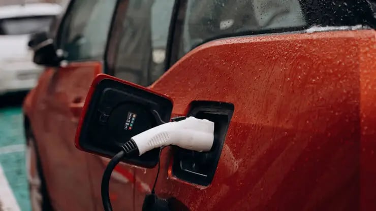 Recharge voiture électrique sous la pluie