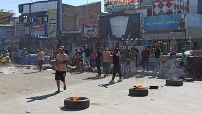 أصحاب بسطيات غاضبون أحرقوا الإطارات في الناصرية: لا نريد مغادرة شارع النيل (صور)