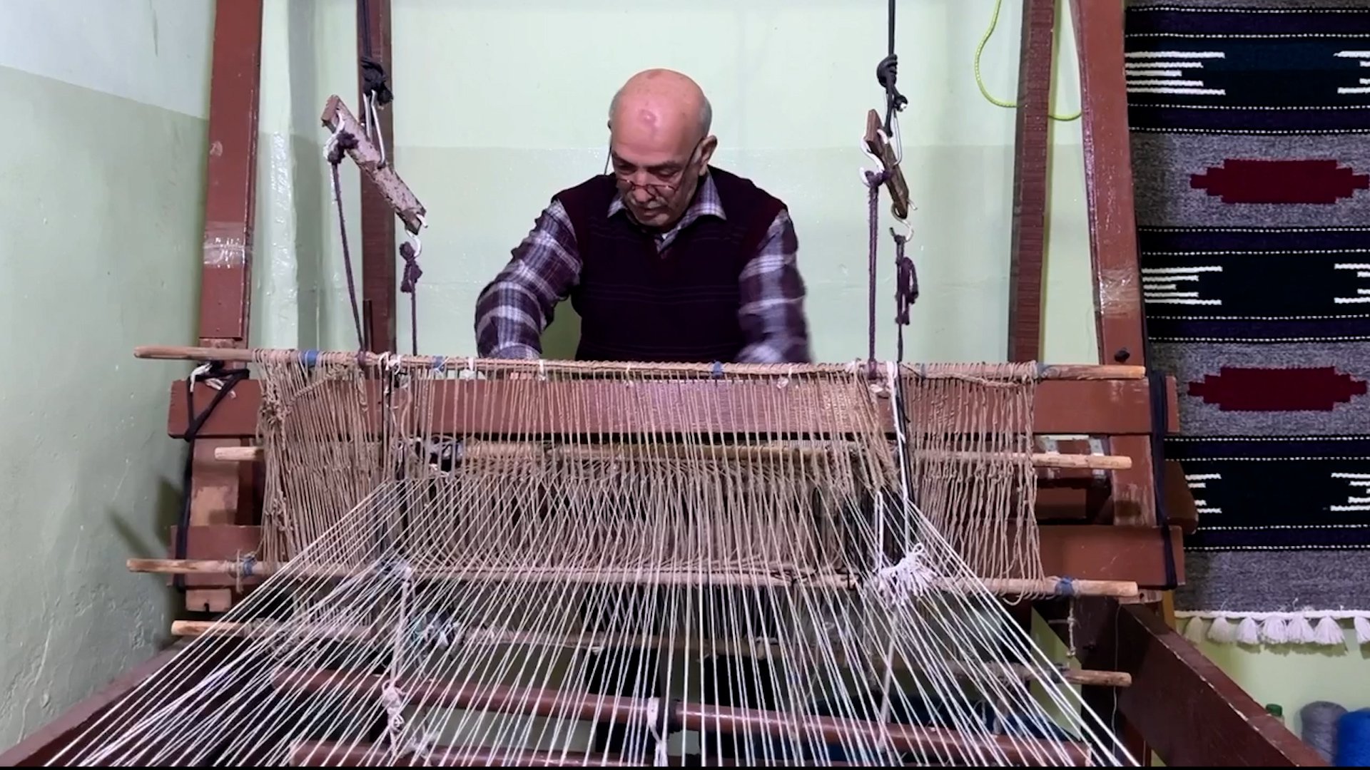 Mosul artisan maintains 65 year old loom