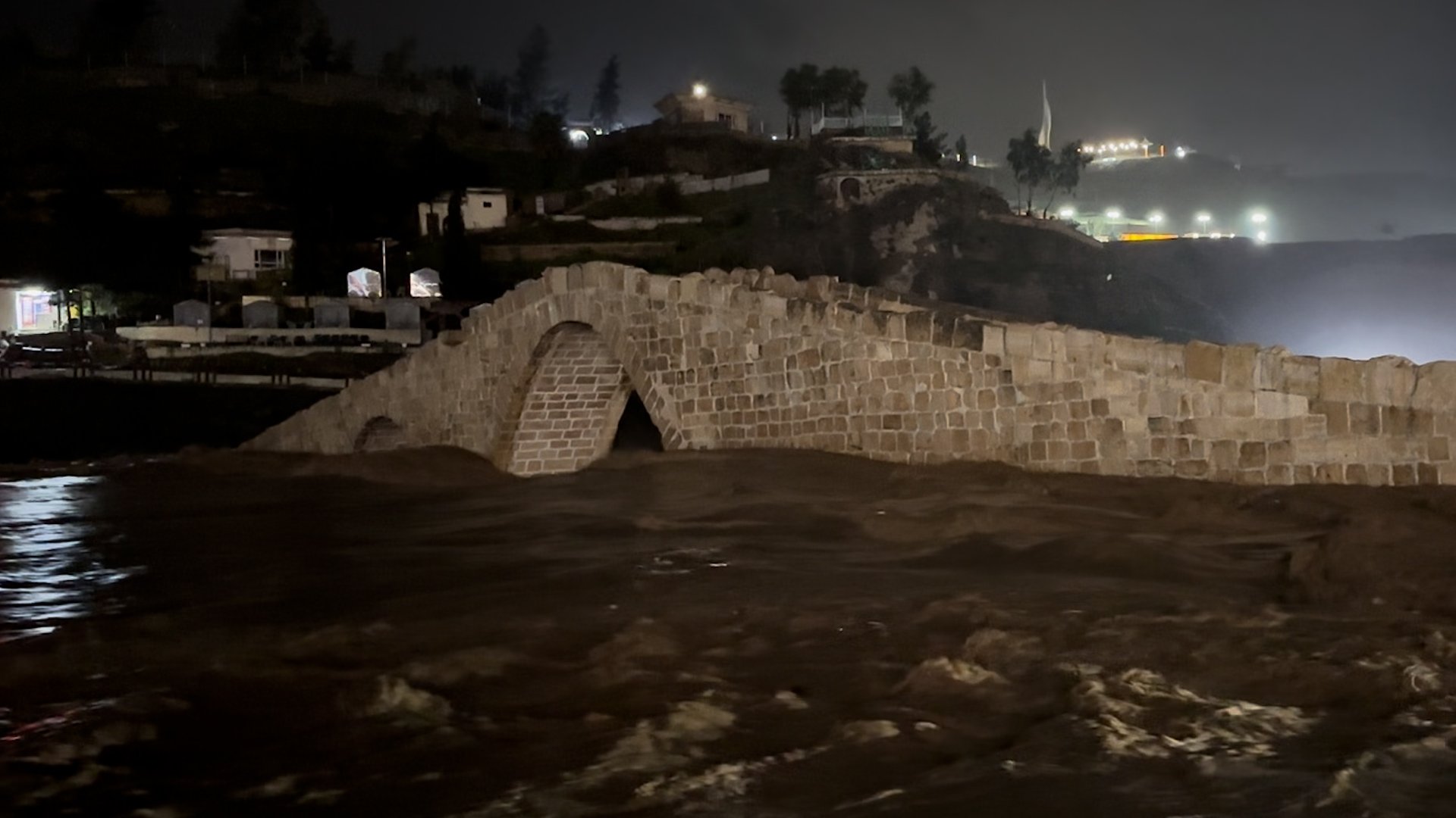 فيديو: جسر زاخو الشهير يكاد أن يغرق بالسيول والمياه تغمر الأعمدة الحجرية الشاهقة