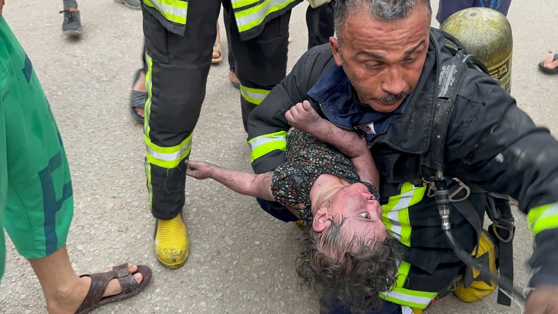 صور من عملية إنقاذ أم وابنتها في النجف.. الدفاع المدني انتزعهما من وسط النيران