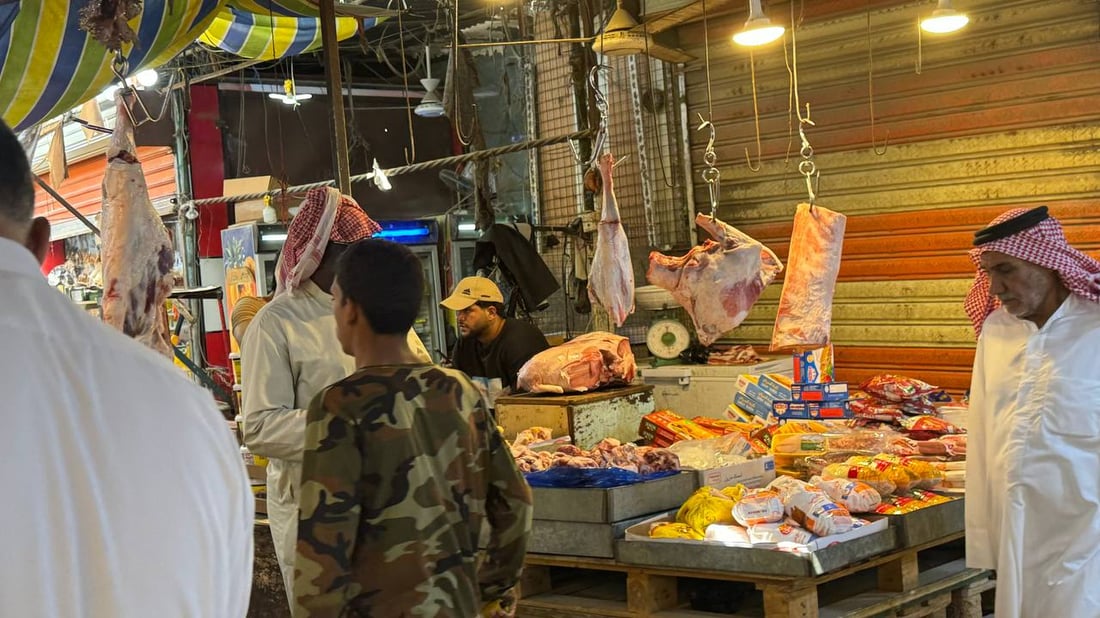 لا أحد يشتري اللحم في سوق الزبير المكتظ بالزبائن.. قائمة بأسعار اليوم الأحد (صور)