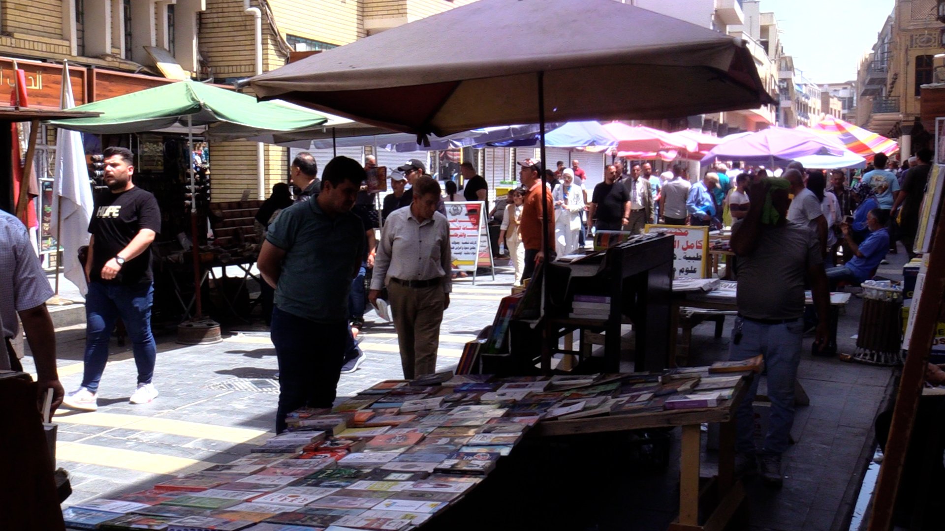 قراء بغداد بشهية مفتوحة مع عطلة الصيف.. إقبال على "مراجعات البعث" وأغاني الدرويش