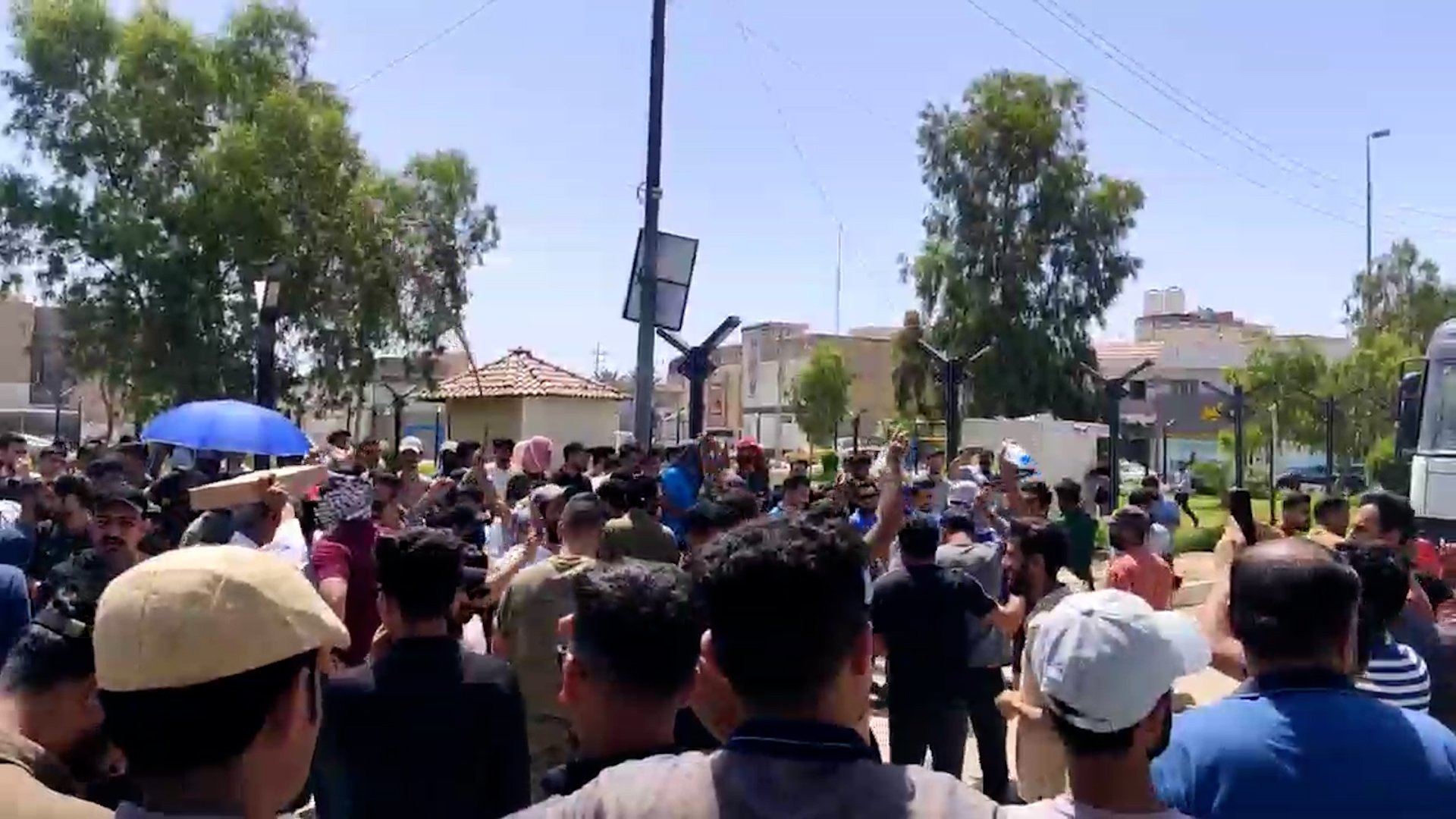 خريجون جدد أغلقوا جسر النصر وبوابة محافظة ذي قار: نريد وظائف (فيديو)