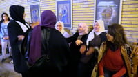 شاهد: نساء بغداد يلعبن المحيبس والمواجهة مع الرجال قاد...