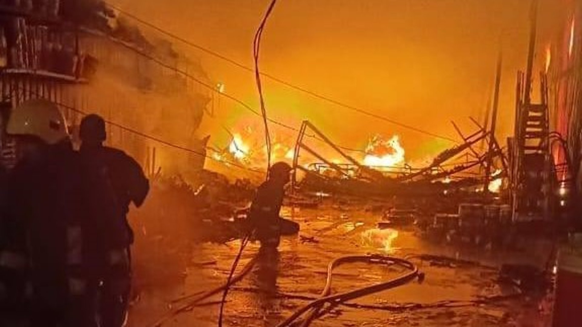 صور من بابل قبل قليل: حريق يلتهم مجمعاً لبيع المواد الإنشائية في الهاشمية