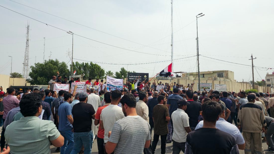 تظاهرة حاشدة لموظفي التربية وعمال البلدية في كربلاء: سيقتلنا الجوع (صور)