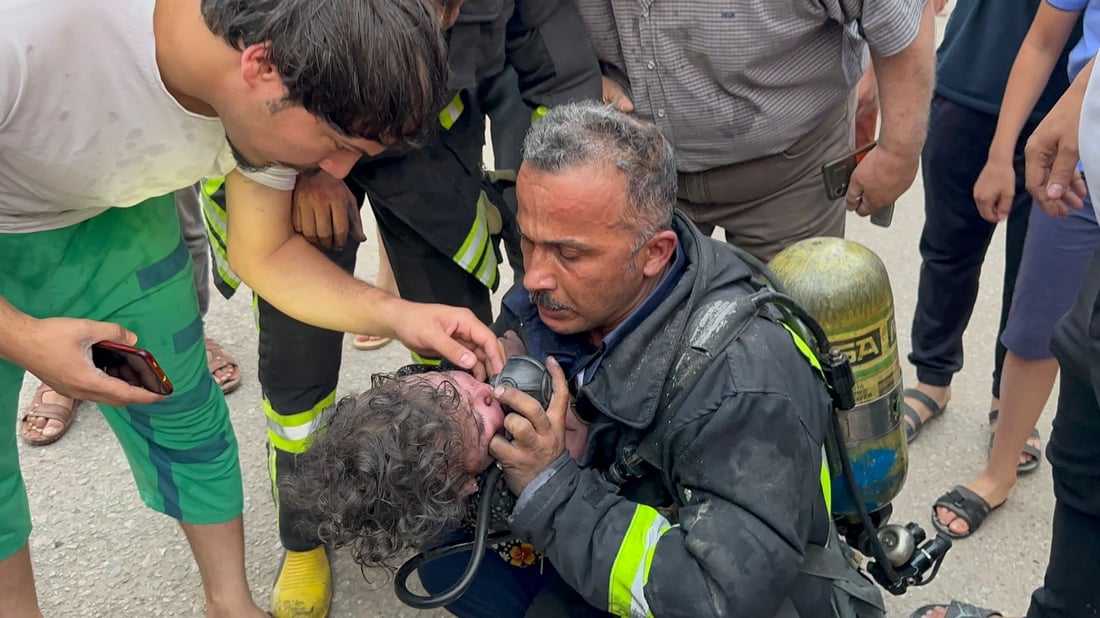 صور من عملية إنقاذ أم وابنتها في النجف.. الدفاع المدني انتزعهما من وسط النيران