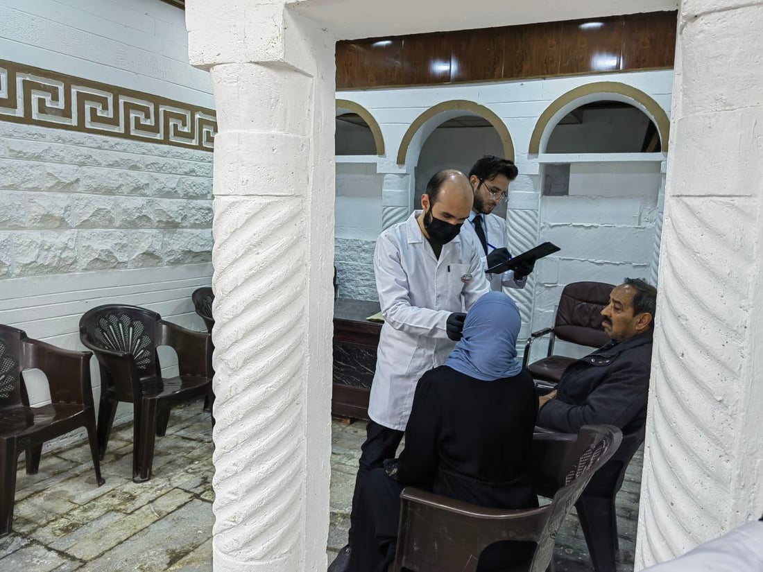 قلع وحشو وتنظيف.. طلبة طب يعتنون بأسنان أهل الموصل مجاناً في دكان أغذية (صور)