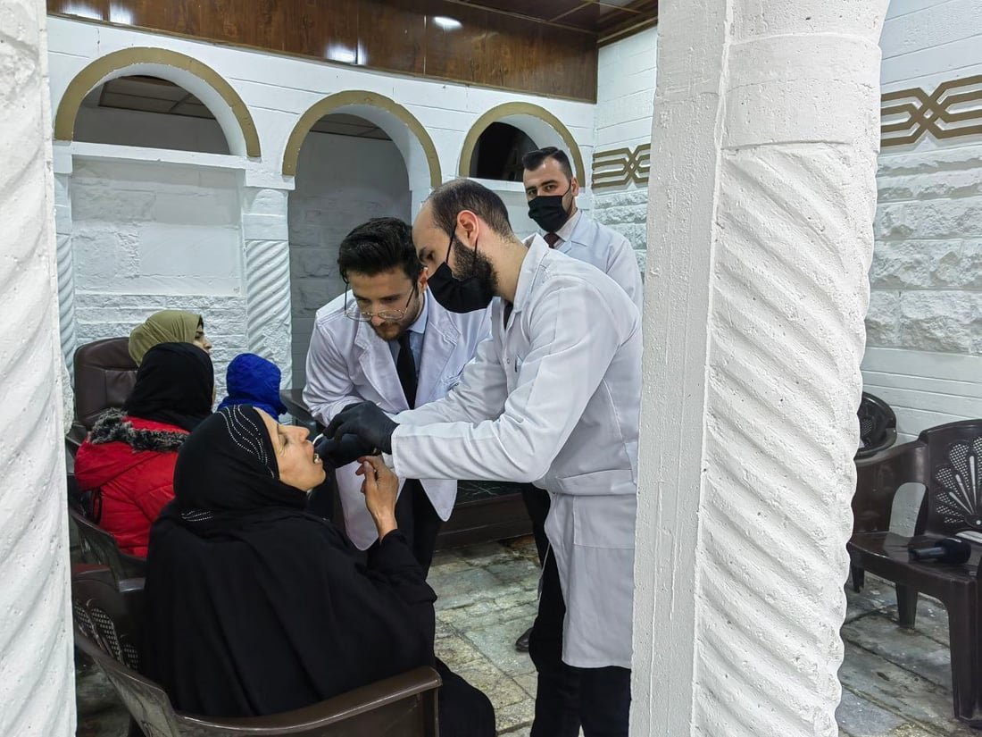 قلع وحشو وتنظيف.. طلبة طب يعتنون بأسنان أهل الموصل مجاناً في دكان أغذية (صور)