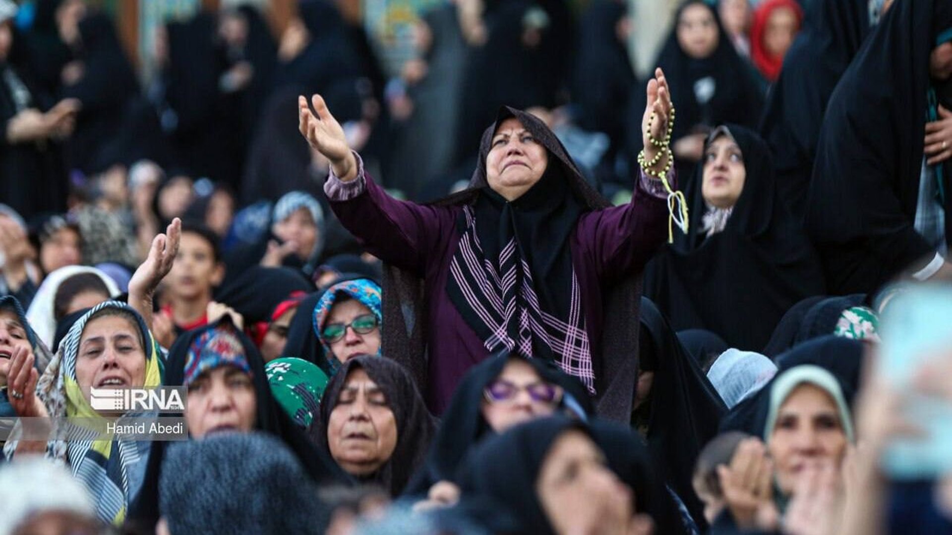صور من حرم السيدة معصومة.. سيدات إيرانيات يتضرعن بالبكاء لسلامة رئيسي