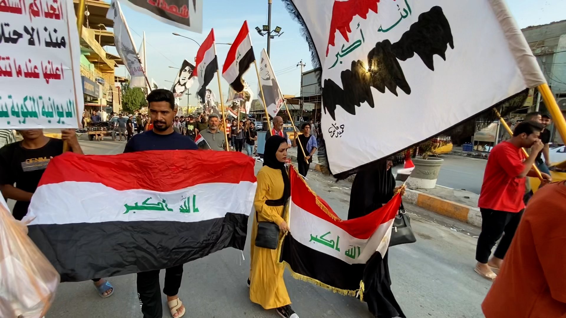 فيديو: الديوانية تحيي الذكرى الرابعة لتشرين بالرايات وصور الضحايا