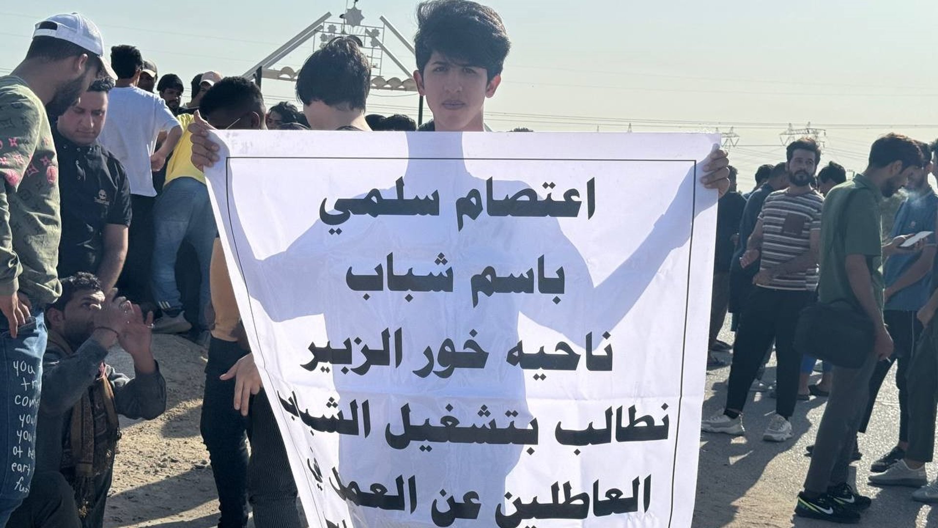 تظاهرة للعاطلين بخور الزبير: فرص عمل في شركة الحديد أو الاعتصام (صور)