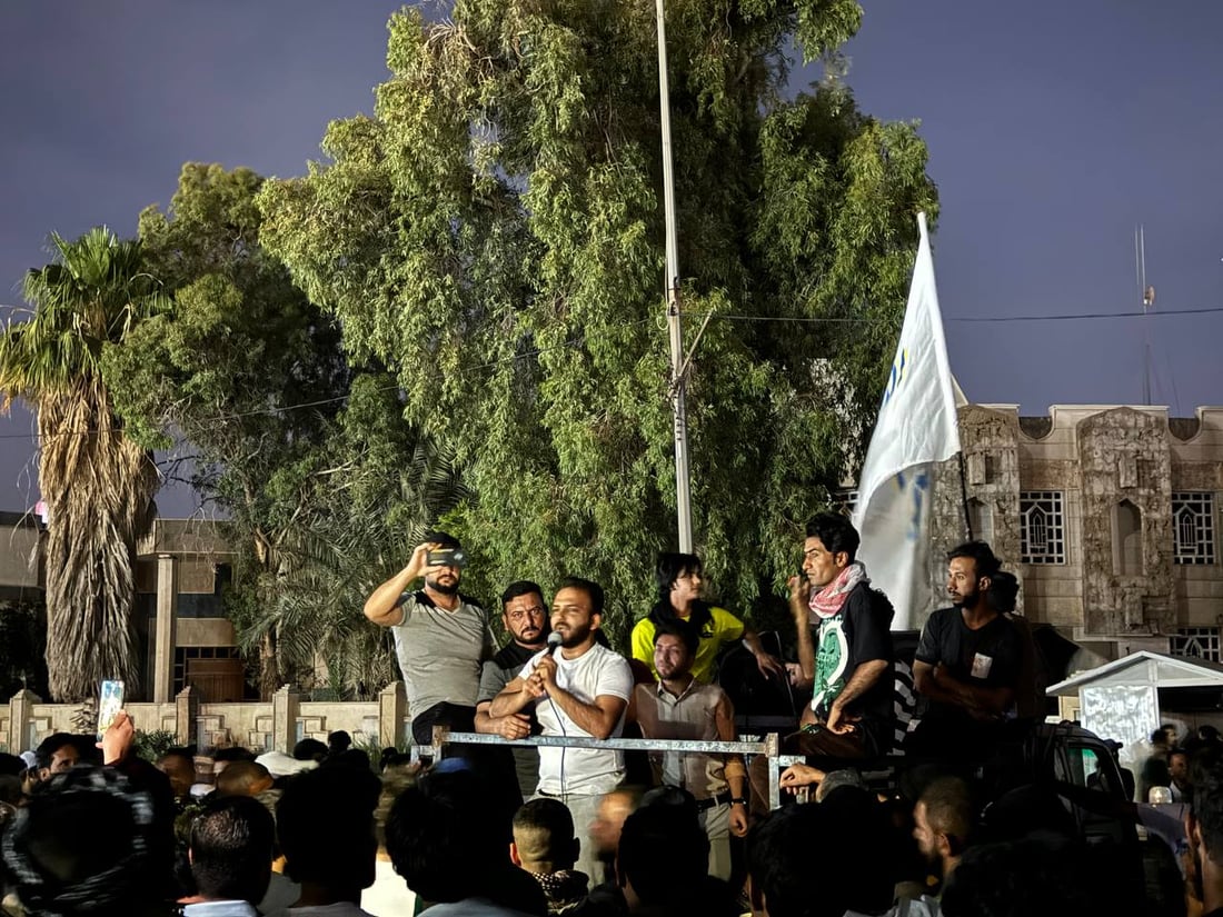 متظاهرو الكوت يوسعون مطالبهم بإقالة قائد الشرطة على خلفية صدامات الأحد (صور)