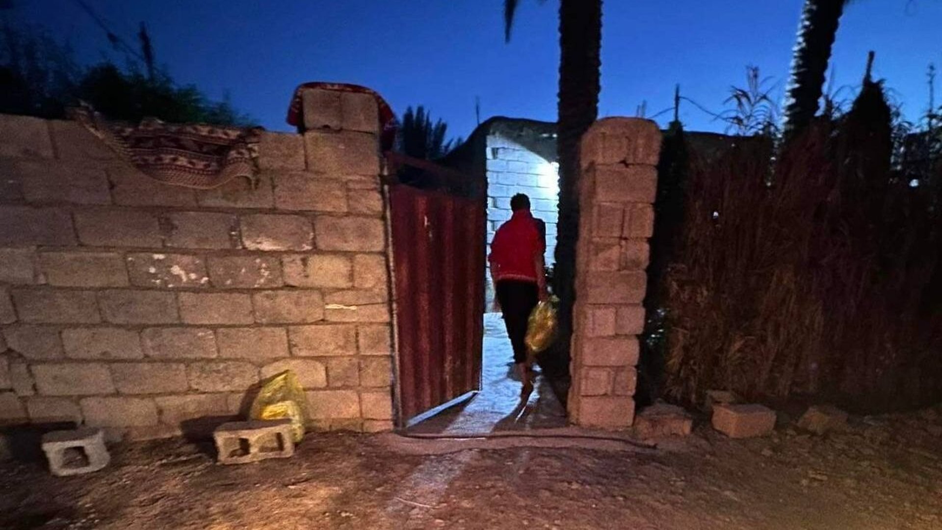 صور: شباب بعقوبة يتسللون إلى مناطق الفقراء ليلاً مع سلات الغذاء