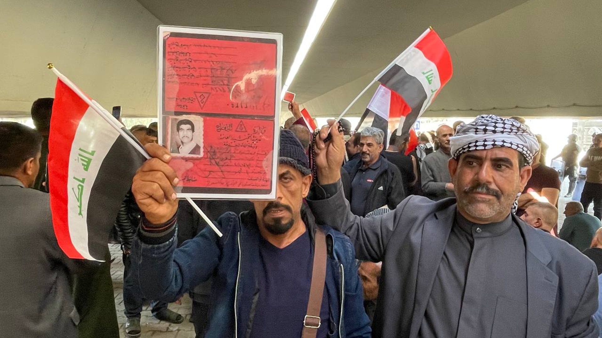 صدام حسين منح "بطاقة حمراء" لـ42 ألف عراقي.. مظاهرة "المحاربين القدامى" في بغداد