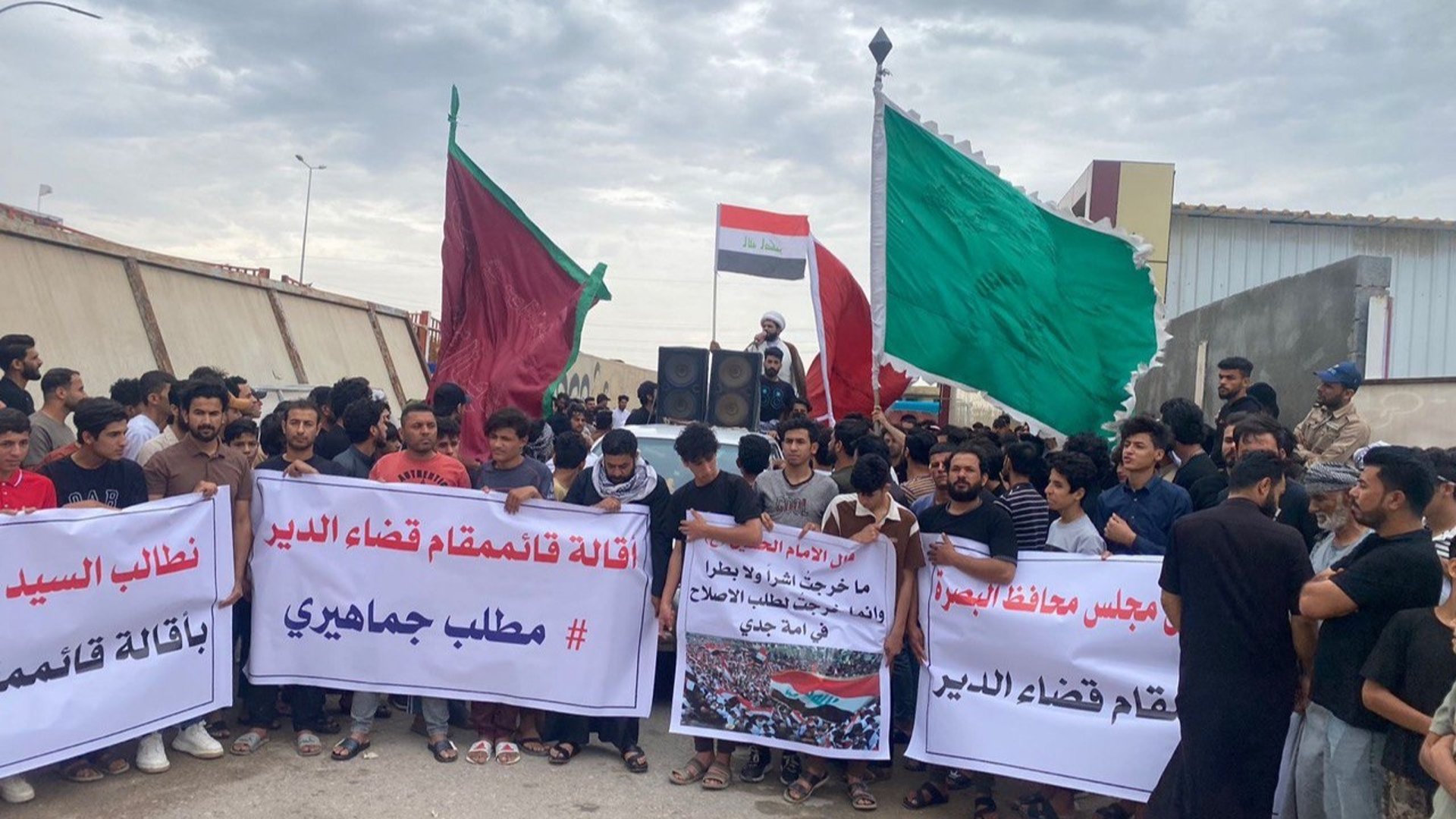 صور: الدير تكسر قرار إيقاف الاحتجاجات بتظاهرة كبيرة تطالب برحيل القائمقام