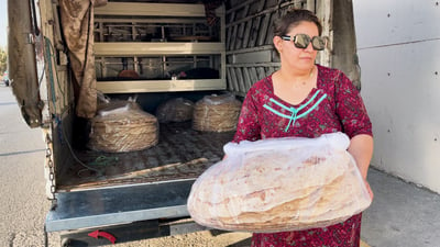 شاهد: امرأة تكسر الخجل.. نسرين تقود شاحنة وتبيع الخبز “بلا لثام” في سليمانية