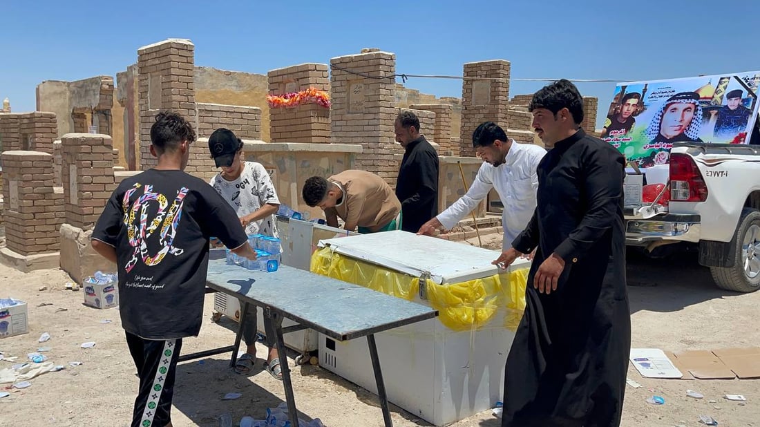 صور: متطوعون يقدمون الماء البارد والعصائر لزوار وادي السلام في النجف