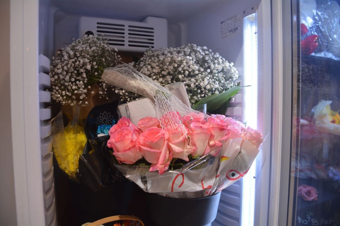 صور من متجر بائعة الورد أم أمير في “بلد”.. ثقافة تنتشر أكثر في المدينة