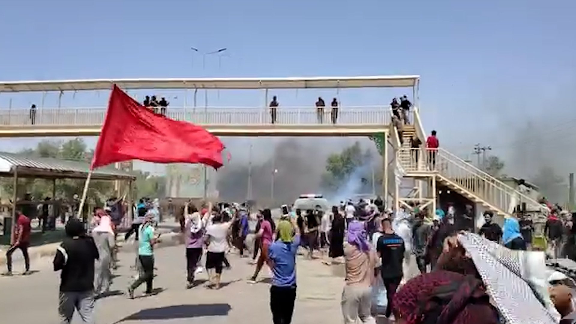 شاهد: دم ورصاص على طريق الديوانية النجف.. قوات كثيرة فضت اعتصام "الشافعية"