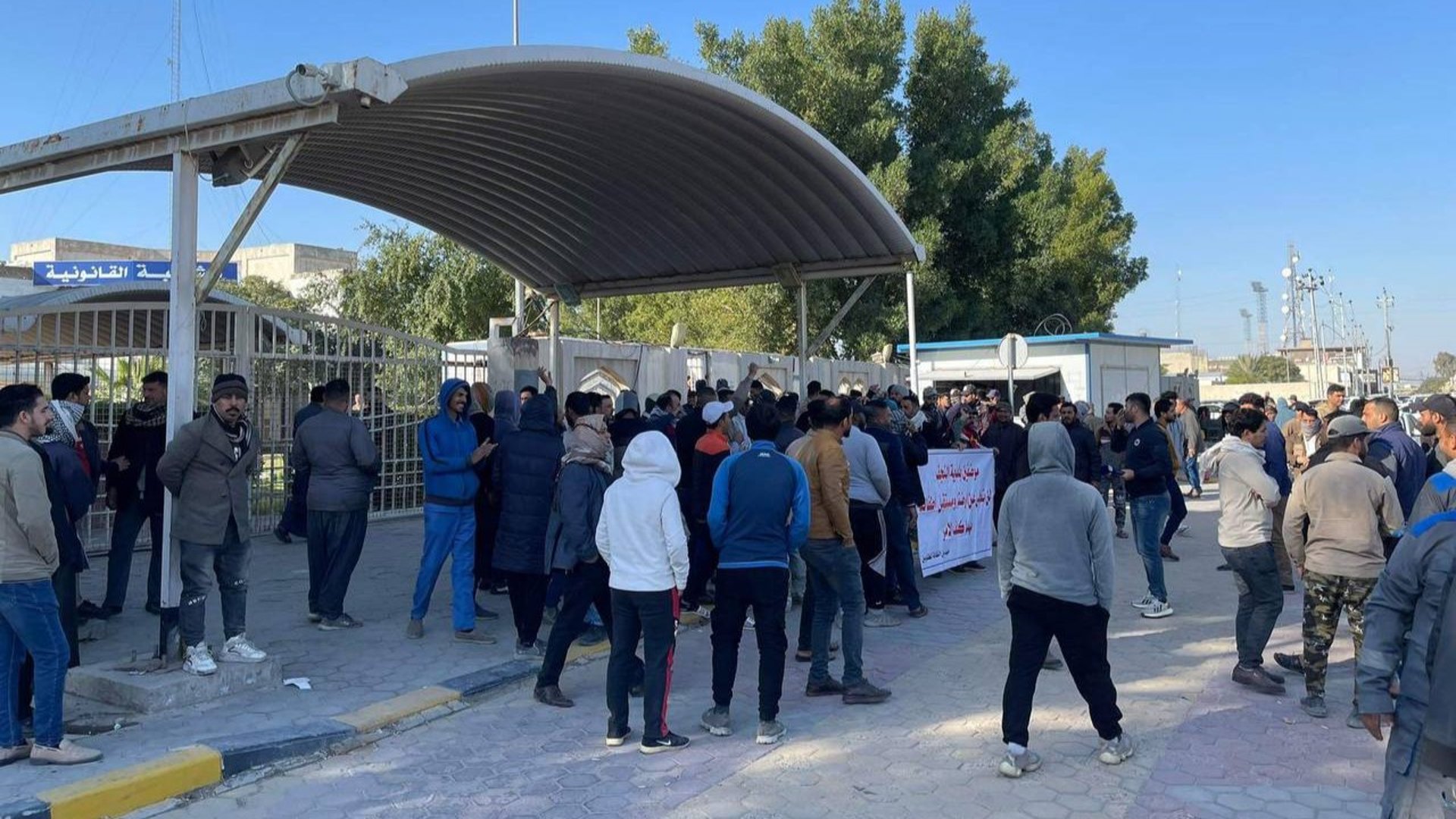 عمال النظافة الغاضبون أغلقوا البوابات: بلدية النجف منحت أرضنا للعتبة العباسية