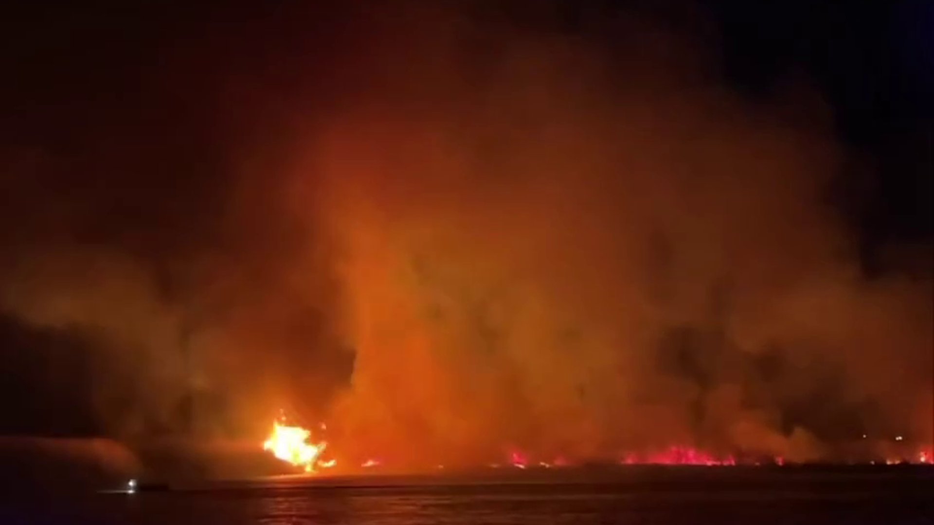 فيديو: حريق كبير بالقرب من سد حديثة وفرق الدفاع المدني تحاول السيطرة على النيران