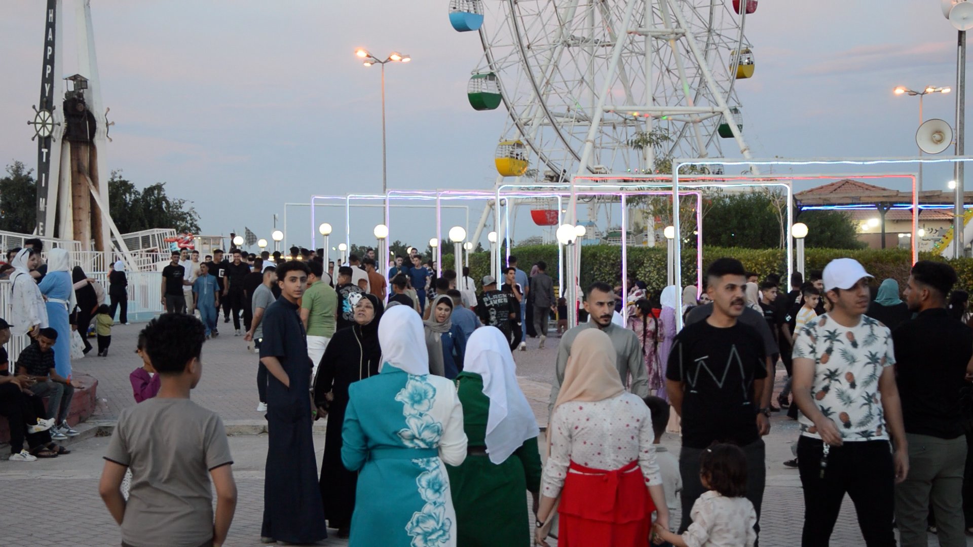 مشاهد من العيد في "دريم لاند" تكريت.. طوابير على الأخطبوط وديلاب الهوا