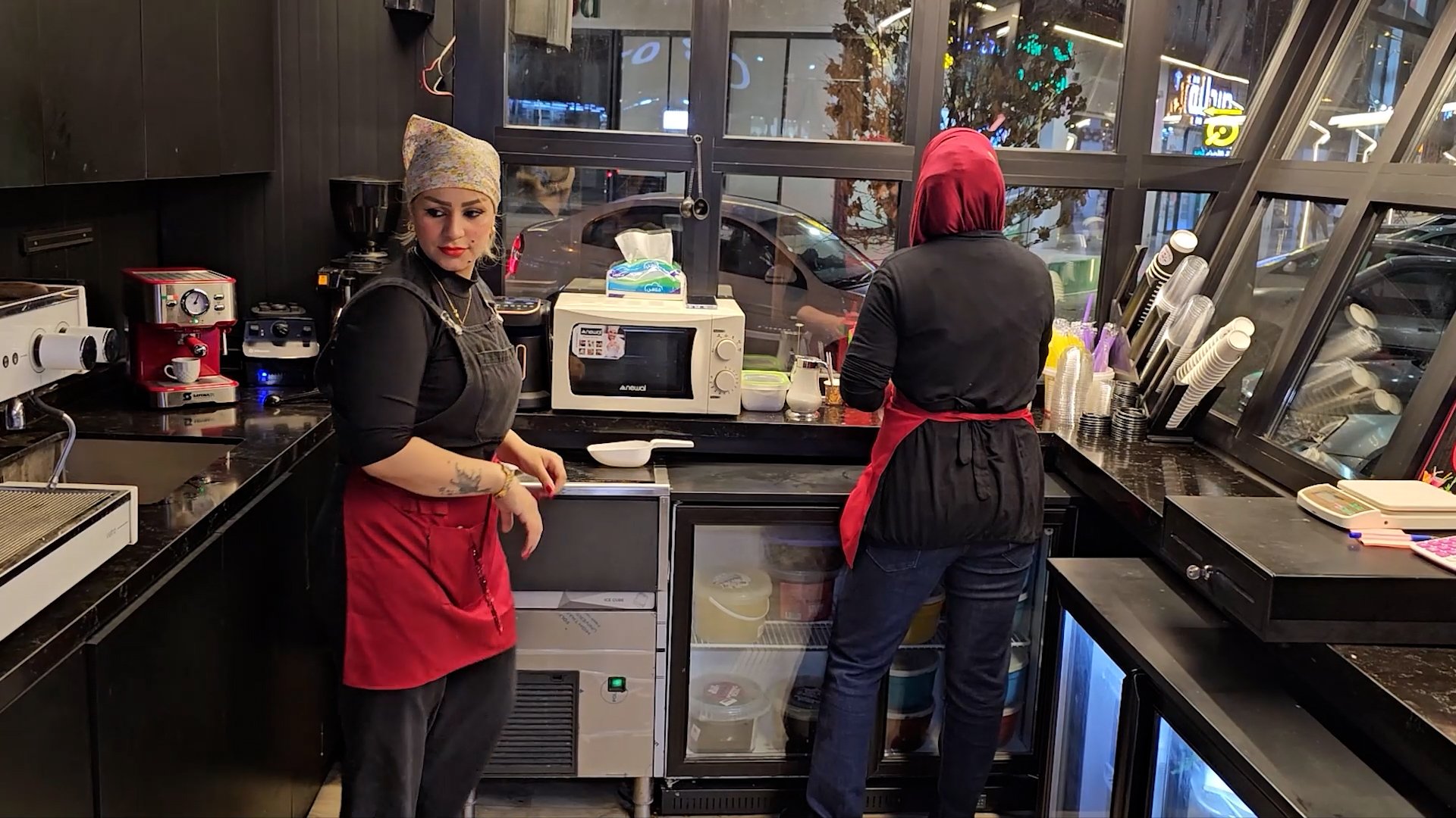 فيديو: لا أحد يضايق بائعة القهوة في شوارع كركوك.. كشك مربح أغناها عن شهادتين