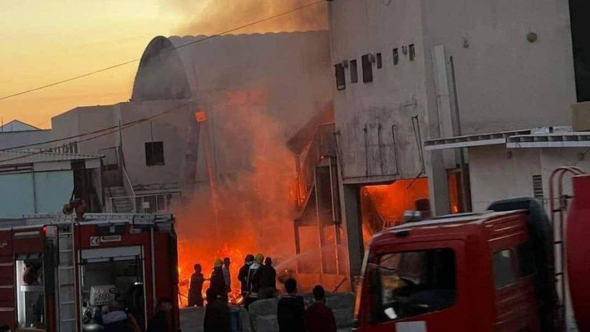 فيديو من الديوانية قبل قليل: النيران التهمت أجزاء من مستشفى الطفل