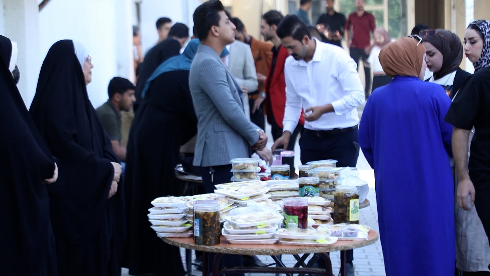 فيديو: أولاد وفتيات يعرضون منتجاتهم في بازار الإمام الكاظم بالديوانية