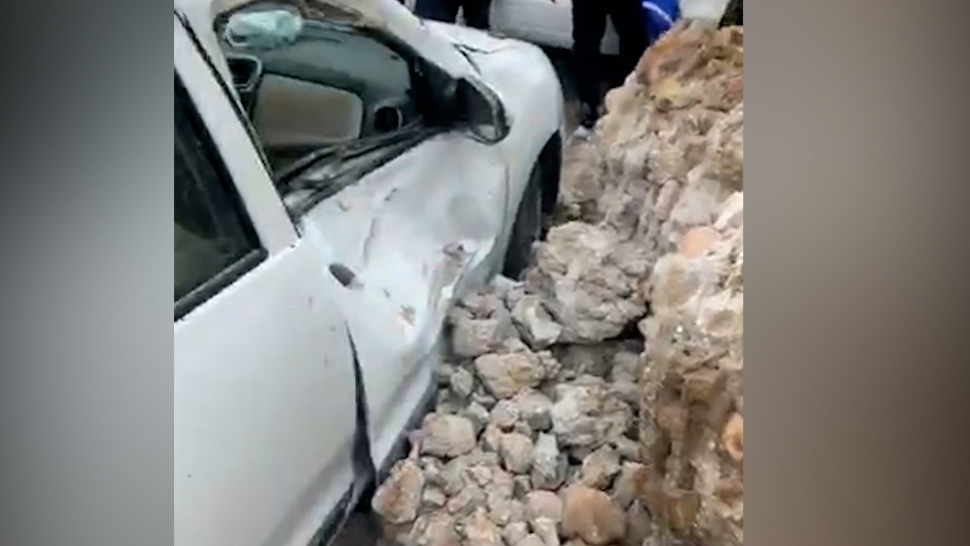 شاهد: انهيار جزء من قلعة أربيل الأثرية.. الأحجار سقطت فوق سيارة ودمرتها