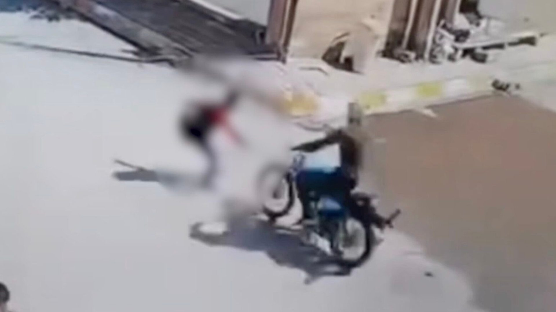 شاهد: دراجة متهورة تصدم تلميذاً أثناء خروجه من المدرسة في طوزخورماتو