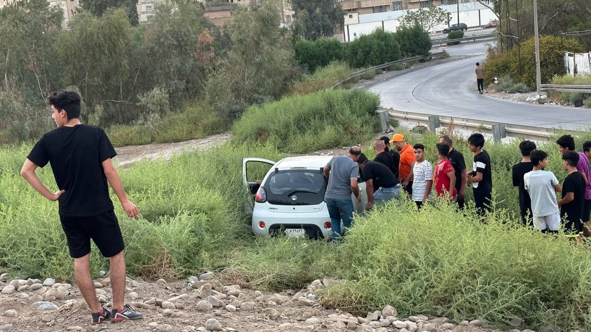 بغداد: الشباب تسابقوا لإنقاذ فتاة سقطت بسيارتها 