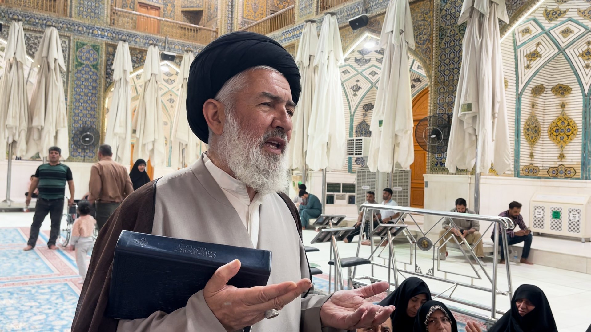 فيديو لنسيب رئيس إيران من داخل حرم الإمام علي: تضرع لسلامة 